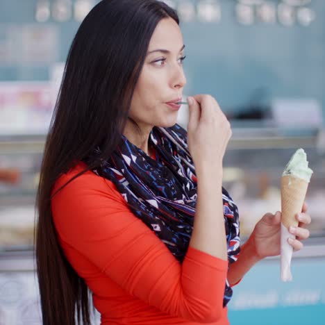 atractiva mujer joven con estilo en una tienda de delicatessen