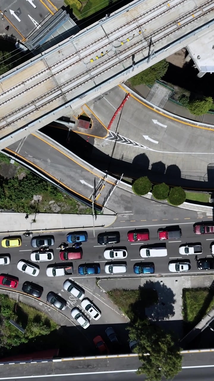 Vista dall'alto di linee ferroviarie interurbane e strade congestionate a Santa Fe, CDMX.