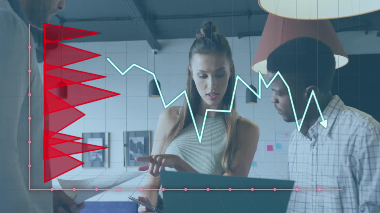 animación del procesamiento de datos financieros sobre diversas personas de negocios discutiendo el trabajo en la oficina