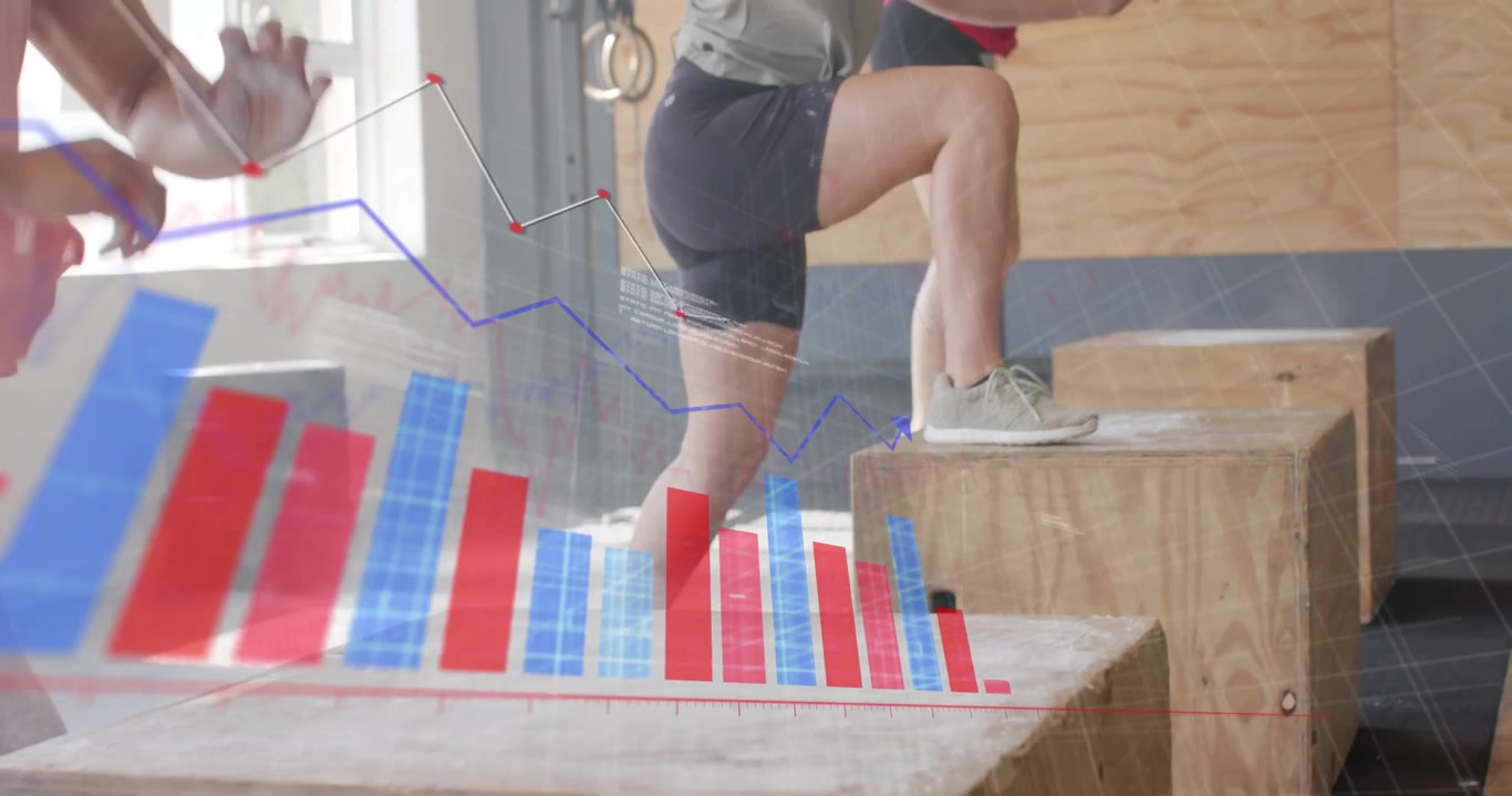 Tre donne che spostano il peso, eseguendo step-up pliometrici per il fitness, con barre e dati a linea trasparenti rossi o blu.
