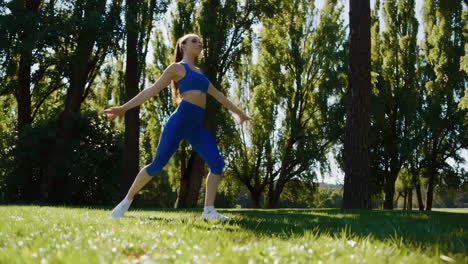 mujer haciendo ejercicio en un parque