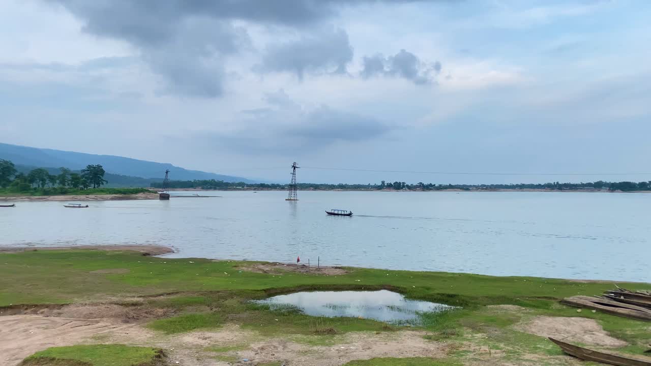 vista panorámica izquierda desde la orilla del río con una fila de botes tradicionales de madera al lado del río en sylhet en un día nublado