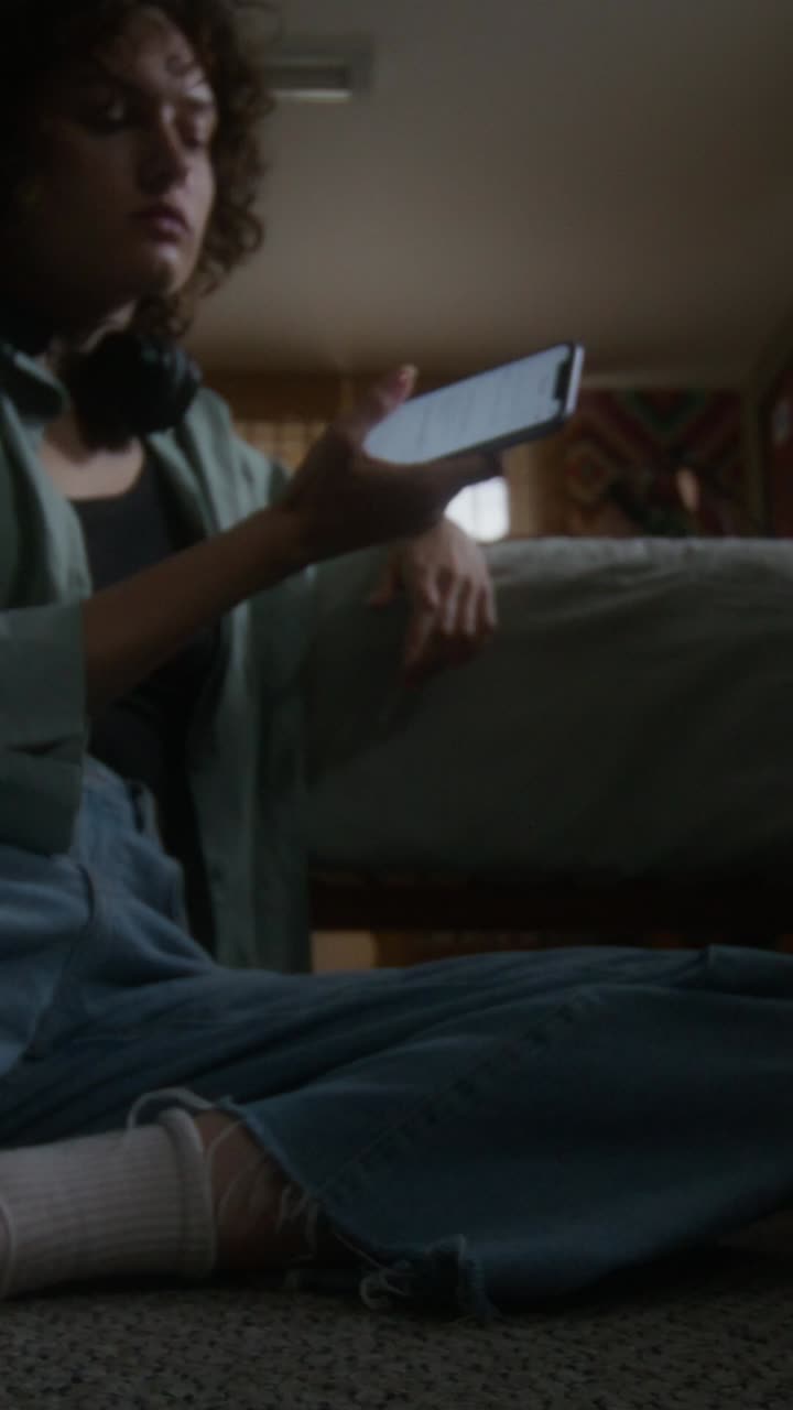 mujer que utiliza un teléfono inteligente en un entorno doméstico