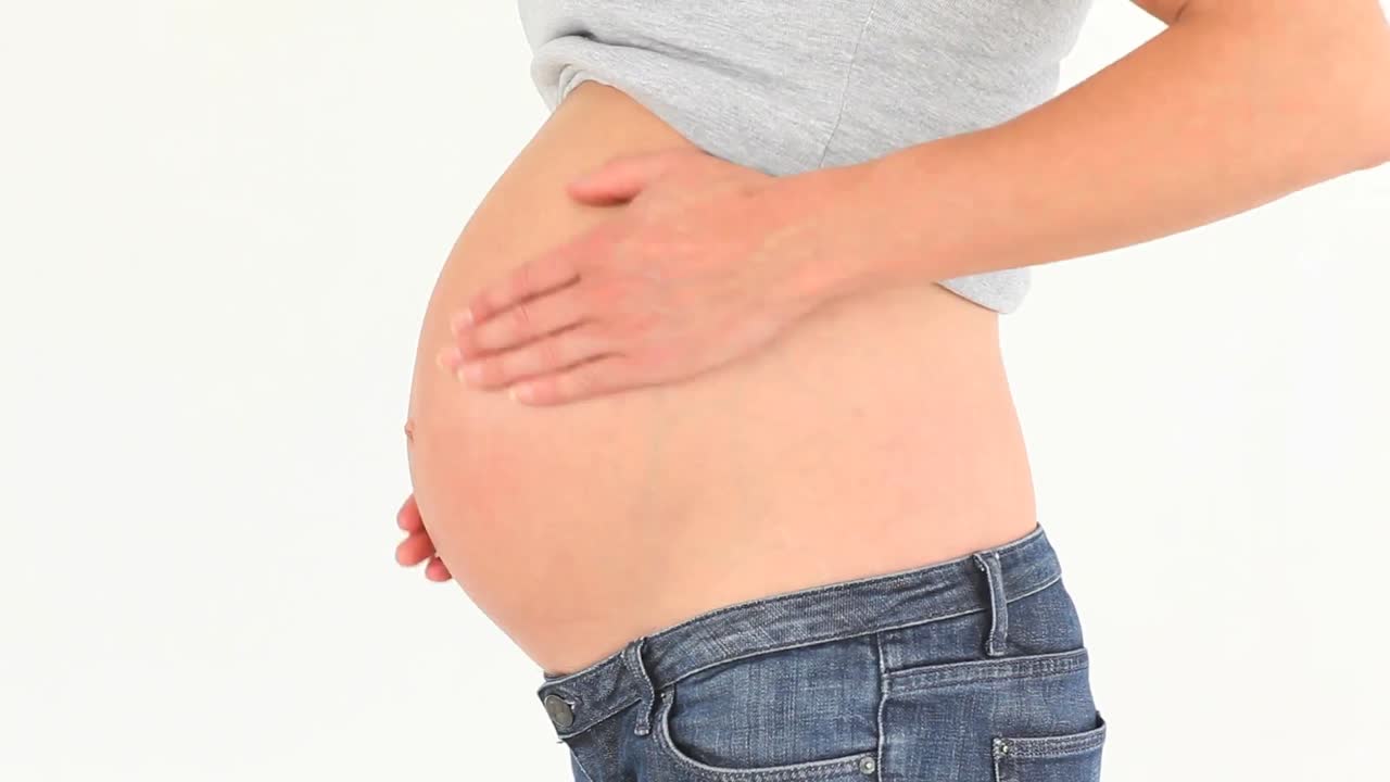 mujer embarazada aislada