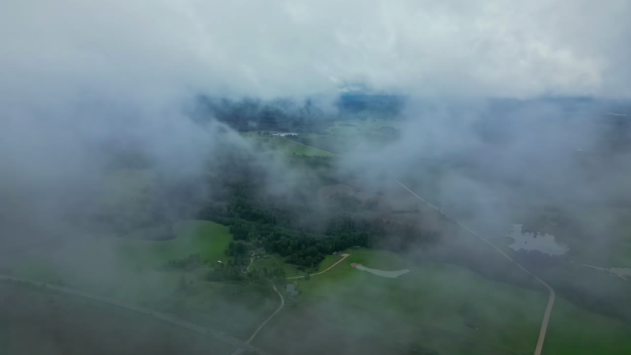 아래에 극적인 풍경과 함께 구름을 통해 날아가는 영화적인 드론 영상