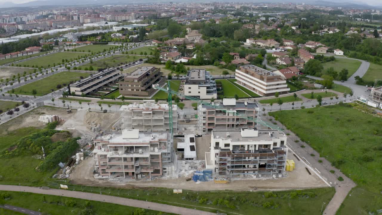 un sitio de construcción en españa con nuevas viviendas en construcción rodeada de campos verdes