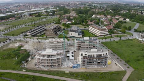 Un-Sitio-De-Construcción-En-España-Con-Nuevas-Viviendas-En-Construcción-Rodeada-De-Campos-Verdes