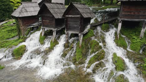 Jajce-Wassermühlen,-Bosniens-Naturjuwel-–-Nahaufnahme-Aus-Der-Luft