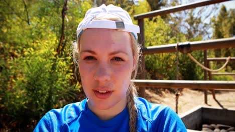 retrato de una mujer de pie en el campamento de entrenamiento