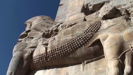 Un-Bajorrelieve-Tallado-En-Piedra-En-Las-Ruinas-De-La-Antigua-Ciudad-De-Persépolis-En-Irán