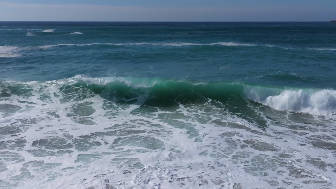 las olas espumosas del océano rodando en la playa de praia de valcovo en españa - cámara lenta
