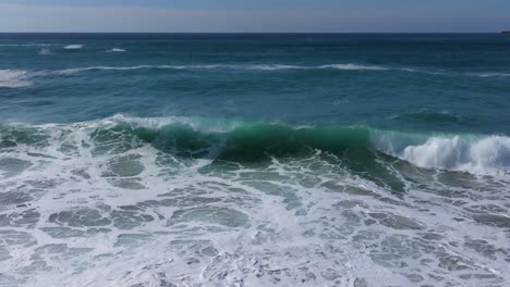 Olas-Espumosas-Del-Océano-Rodando-En-La-Playa-Praia-De-Valcovo-En-España---Cámara-Lenta