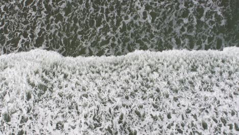 disparo de bomba aérea de olas rompientes durante la marea baja a fines del verano