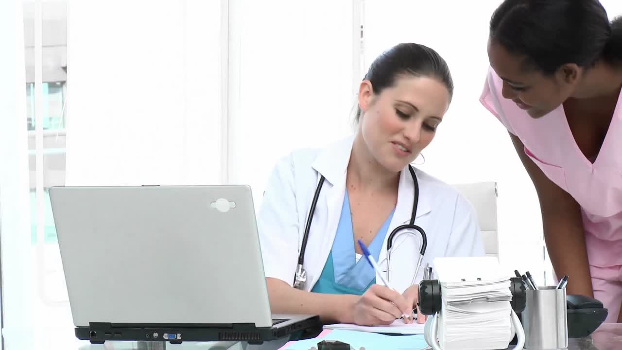 jóvenes doctores hablando en la oficina