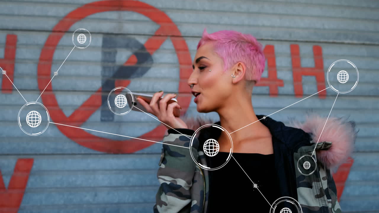 animación de una red de iconos sobre una mujer hipster biracial hablando en un teléfono inteligente en la calle