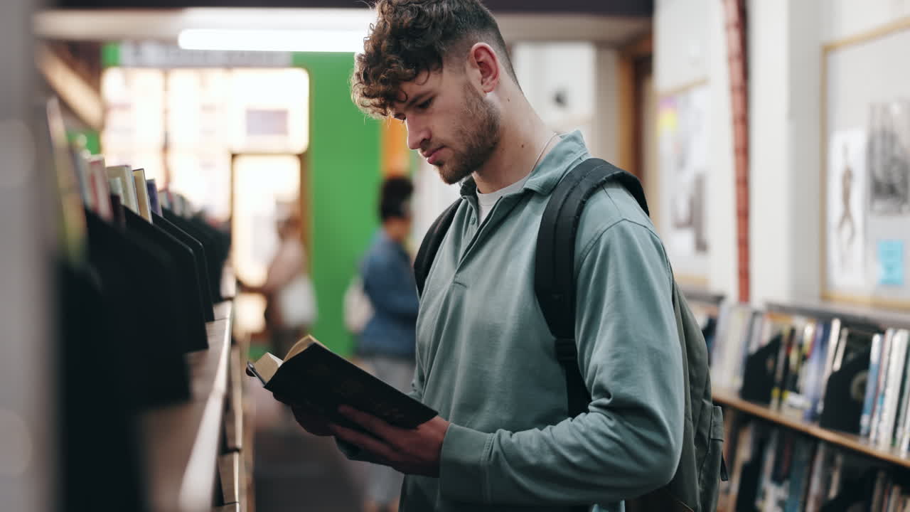 estudiante leyendo un libro en una biblioteca