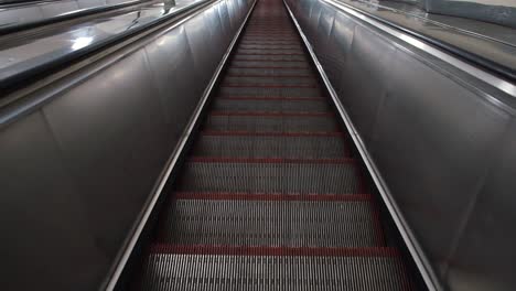 rolltreppe in einer u-bahn-station