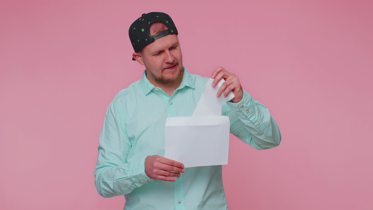 el hombre abre el sobre, la carta la lee, se siente feliz, crece en la carrera, avanza en la promoción, el préstamo bancario es aprobado.