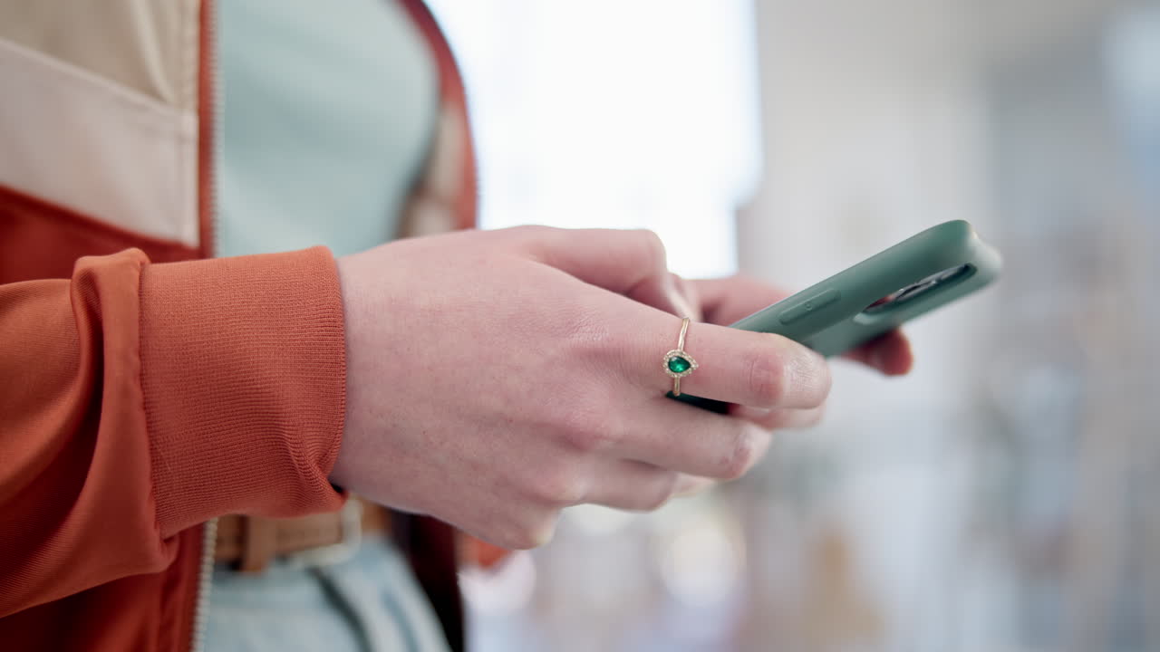 mujer, teléfono y manos escribiendo en casa