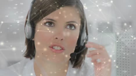 Animation-Von-Verbindungsnetzwerken-über-Einer-Geschäftsfrau,-Die-Ein-Telefon-Headset-Trägt