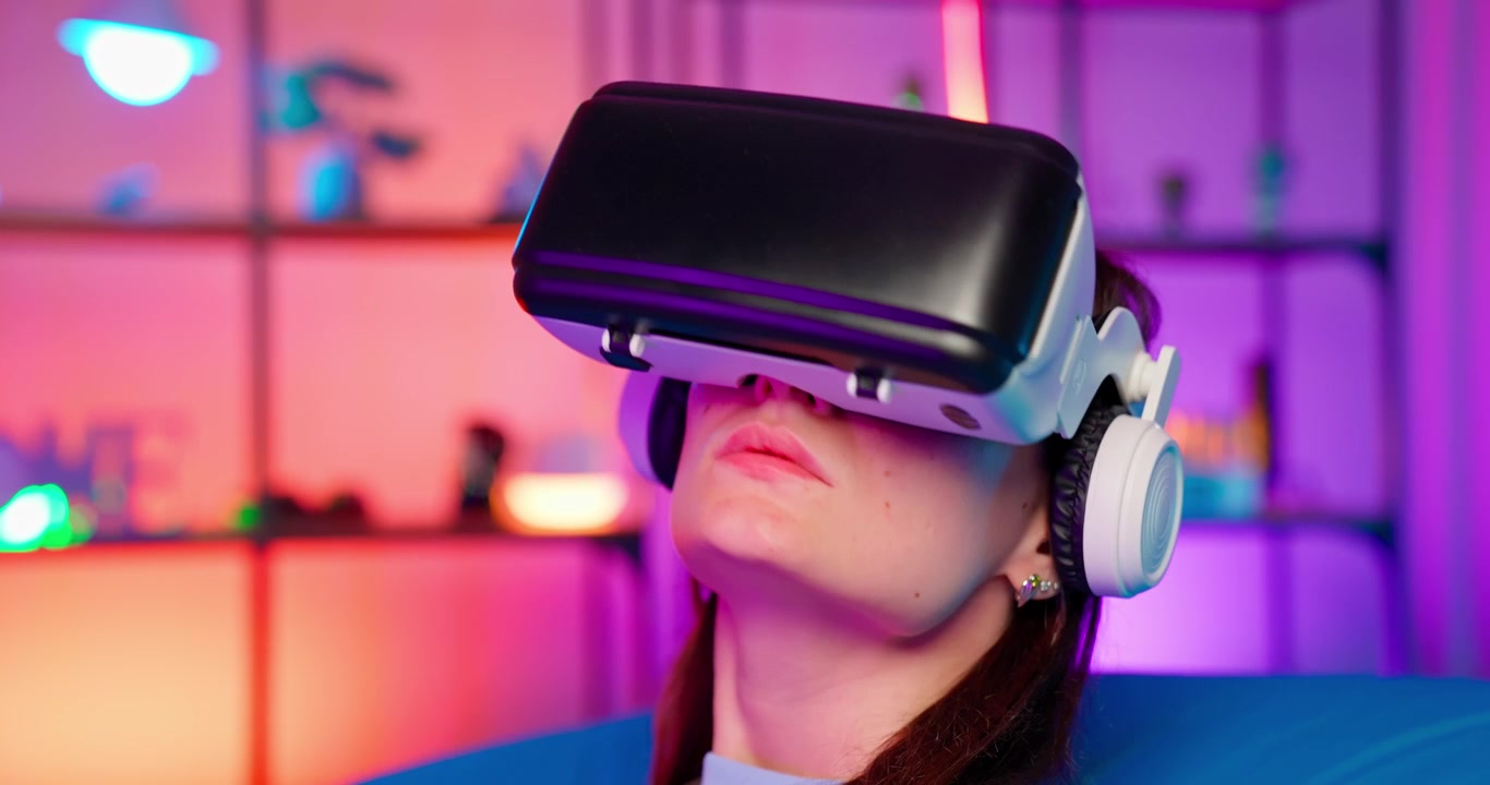 Giovane donna immersa in un'esperienza di realtà virtuale con un visore VR