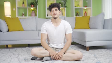 está relajándose, joven.