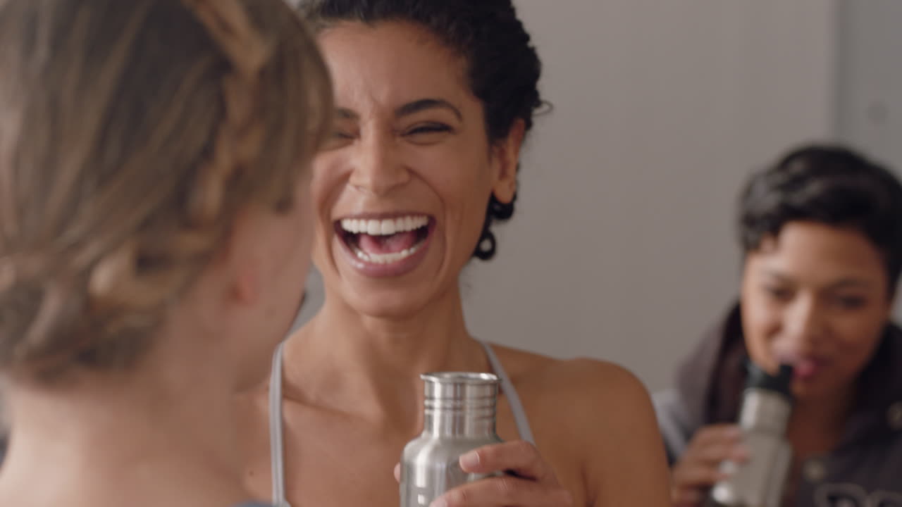 clase de yoga hermosas amigas charlando conversando riéndose disfrutando socializando después del entrenamiento en el gimnasio