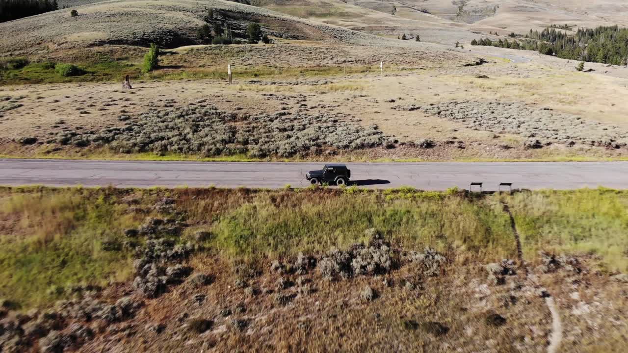 coche conduciendo en una pintoresca carretera de montaña