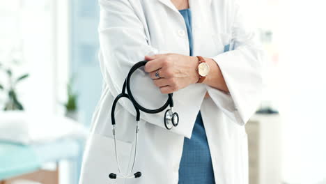 manos, médico y brazos cruzados con estetoscopio