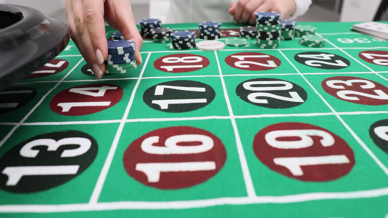 Una mano posiziona le fiches sul tavolo della roulette per una scommessa rischiosa al casinò