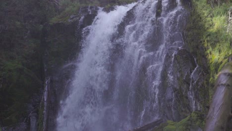 Beautiful-waterfall-in-the-southern-Oregon-cascades-framed-by-green-moss-and-vegetation,-National-Creek-Falls