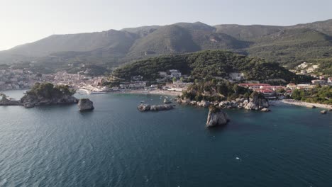 toma aérea sobre el mar jónico con vistas a la costa de parga