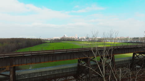 Harahan-Bridge-And-Frisco-Bridge-Across-The-Mississippi-River-Between-West-Memphis,-Arkansas,-and-Memphis,-Tennessee,-United-States