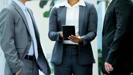 reunión del equipo de negocios multiétnico de la ciudad