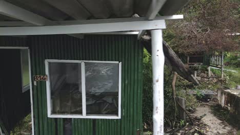 tiro de camión en movimiento a la izquierda de un bungalow de playa abandonado abandonado destruido en tailandia por los efectos de covid 19 en el turismo