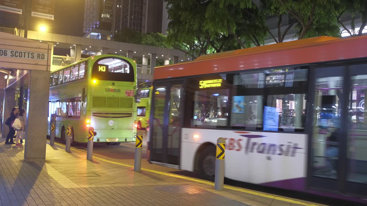 홍콩의 야간 장면과 더블 데커 버스