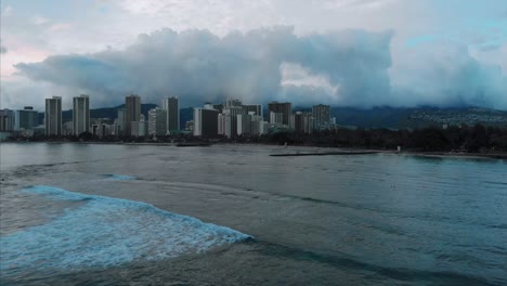 Aerial-drone-footage-of-Honolulu,-Hawaii