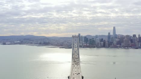 antena: personas conduciendo por el puente. vista de dron