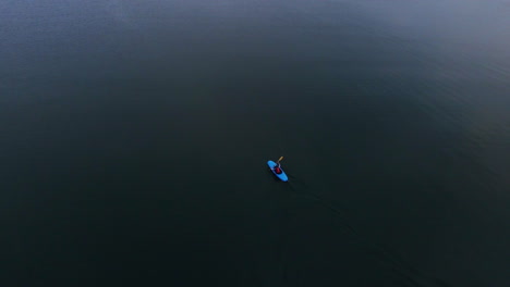 kayak flotando en un mar tranquilo. vista aérea hombre en kayak viajando en el mar
