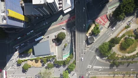 Brisbane-city-traffic-on-sunny-day,-Queensland,-Australia