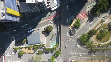 tráfico de la ciudad de brisbane en un día soleado, queensland, australia