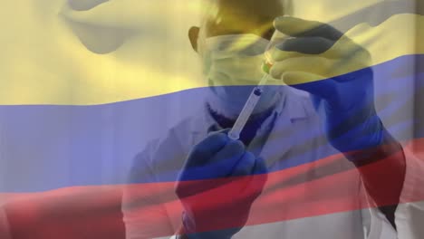 Animation-Der-Flagge-Kolumbiens,-Die-über-Einem-Arzt-Weht,-Der-Eine-Gesichtsmaske-Trägt-Und-Einen-Impfstoff-In-Der-Hand-Hält