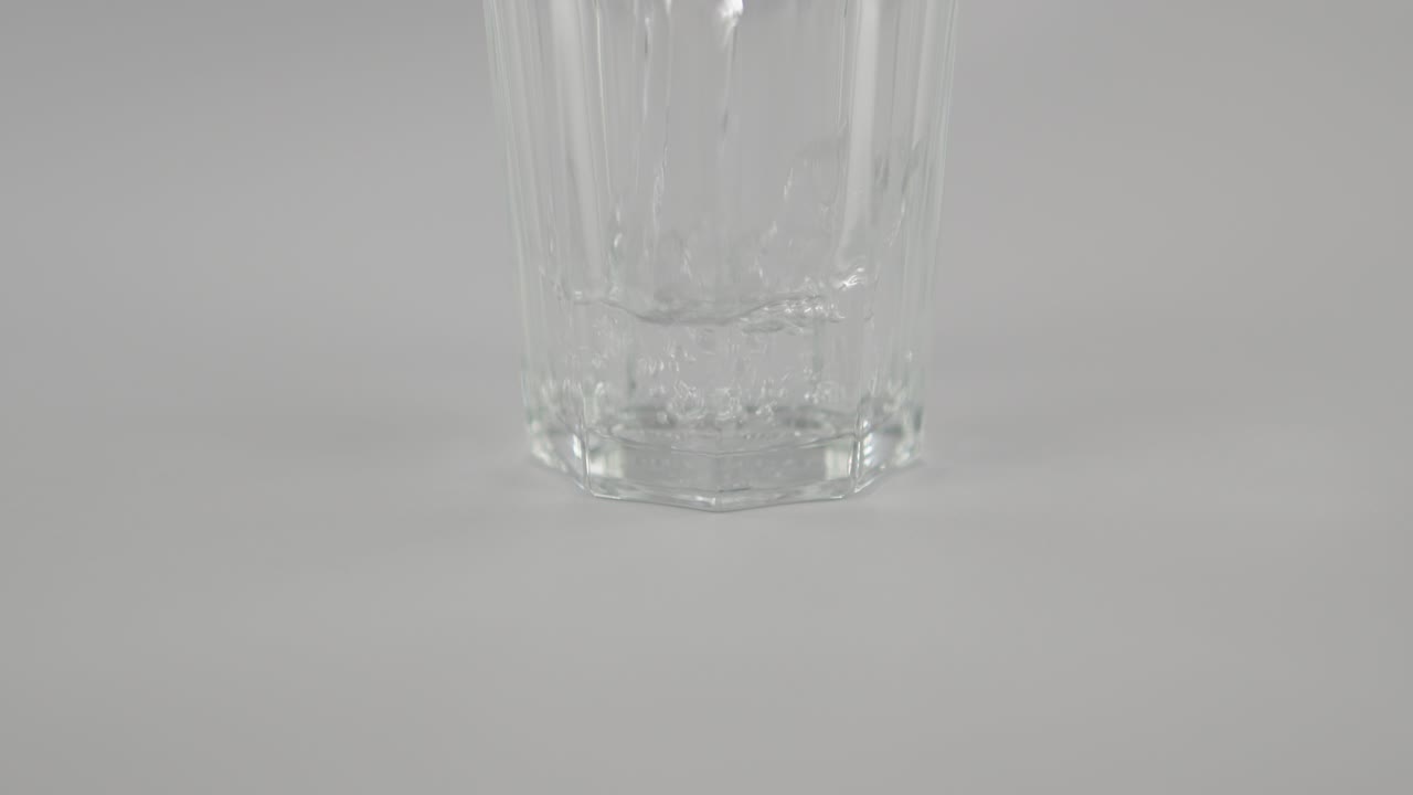 중립적인 배경 앞에 은 유리창에 아지는 느린 물