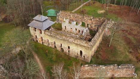 ruinas del castillo medieval en vista de órbita cinemática de drones