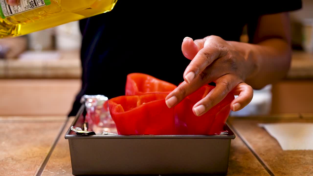 빨간 피망 껍질에 올리브 오일을 붓고 채식 박제 후추 식사 - 슬로우 모션