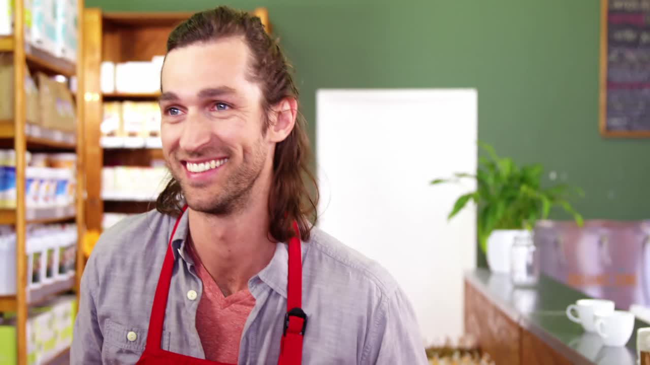 personal masculino y femenino mirando la tableta digital