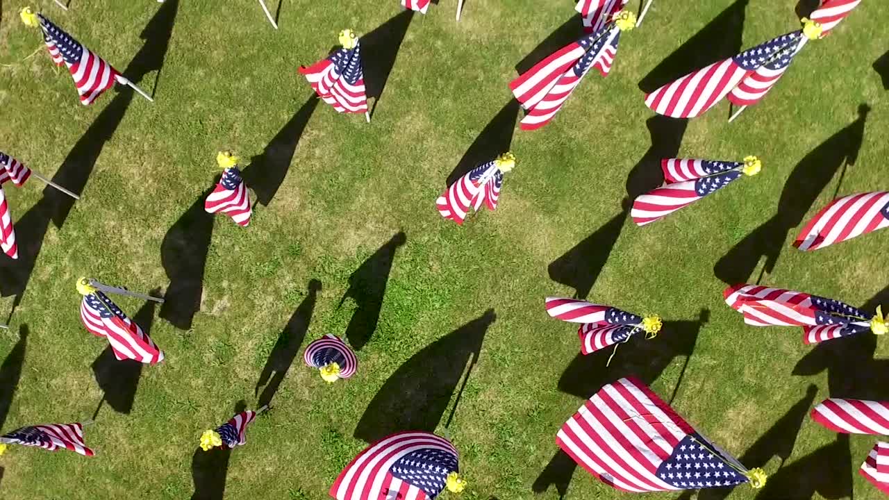 공중에서 회전하는 미국 국기