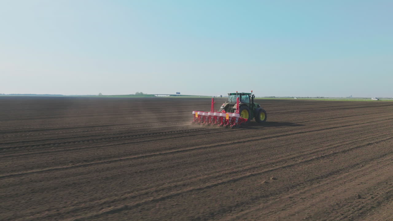 tractor plantando semillas en un campo