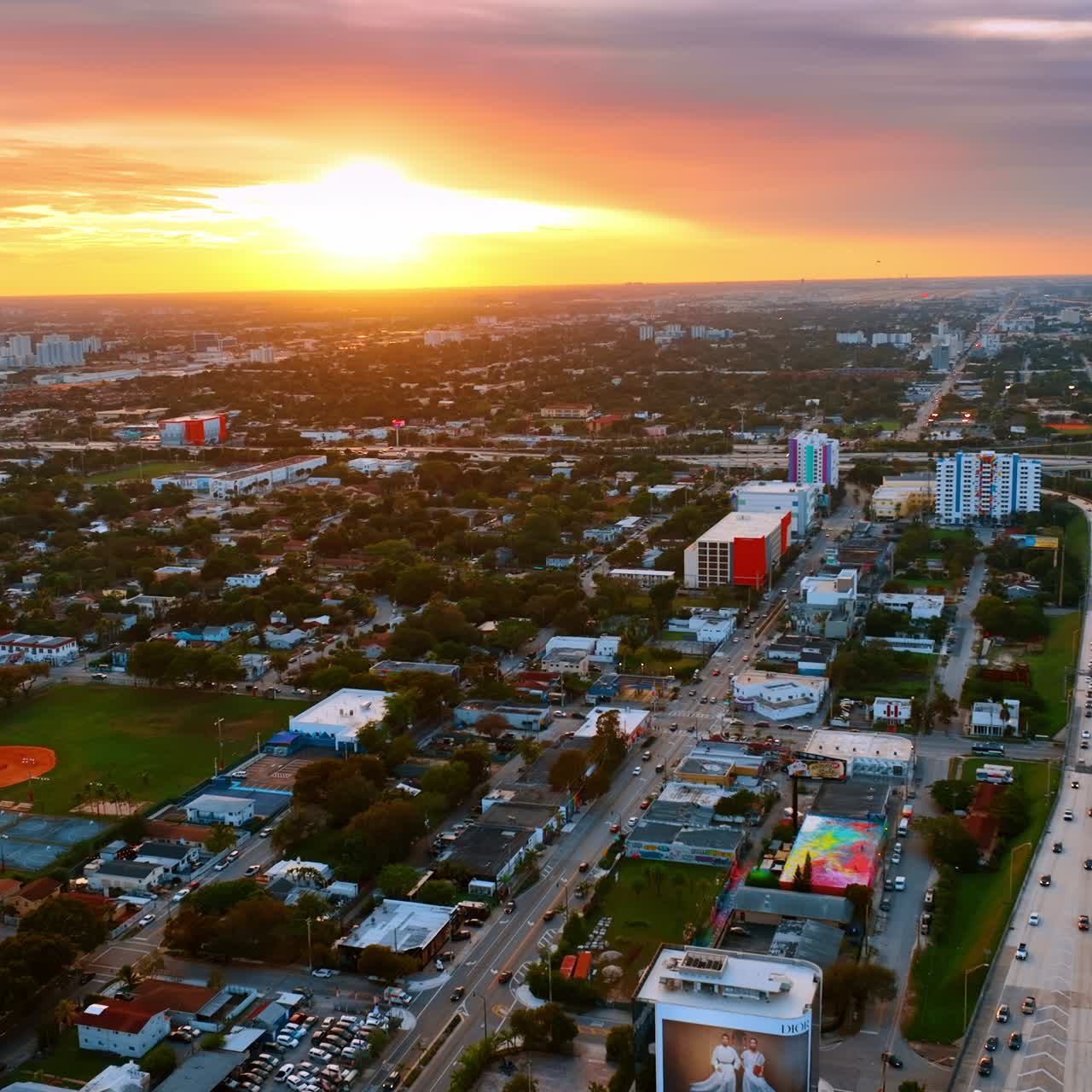 Cielo anaranjado sobre el paisaje urbano. Vista aérea de Miami, Florida, EE. UU. al atardecer.
