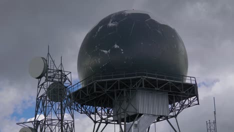 una torre de radar que se encuentra en la parte superior del pico del aserradero en island park, idaho